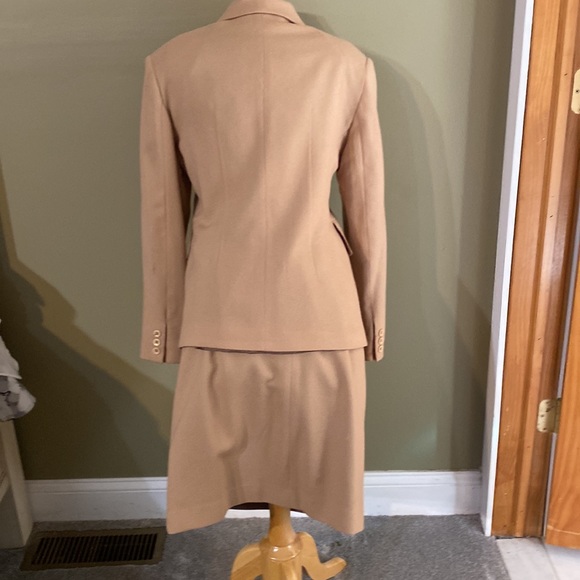 Great tan suit - Picture 3 of 5